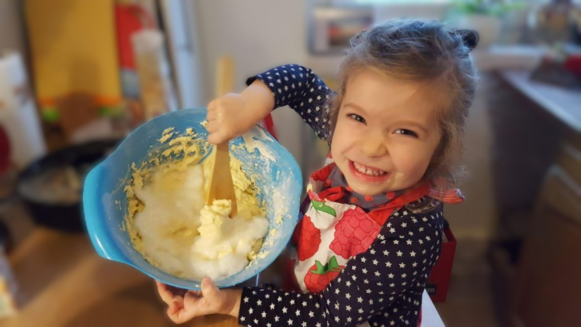 (C)Gorny -Kind mit Rührschüssel